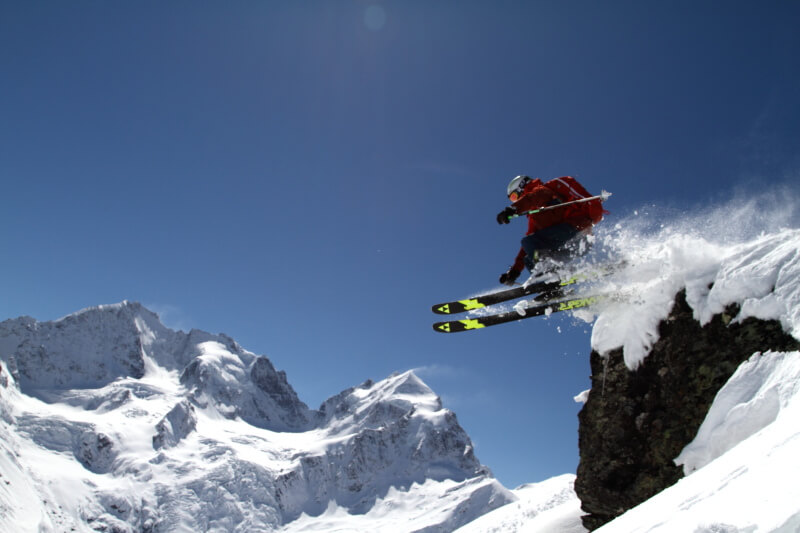 Cliffjumps gehoeren zu jeder Skitagesfahrt