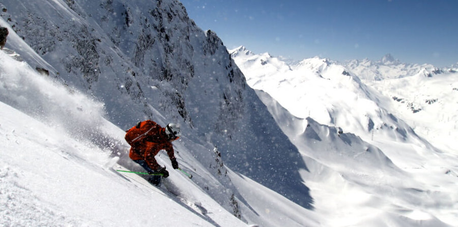 Martin zieht eine Powder Line im Secret Freeride Spot Bedrettotal